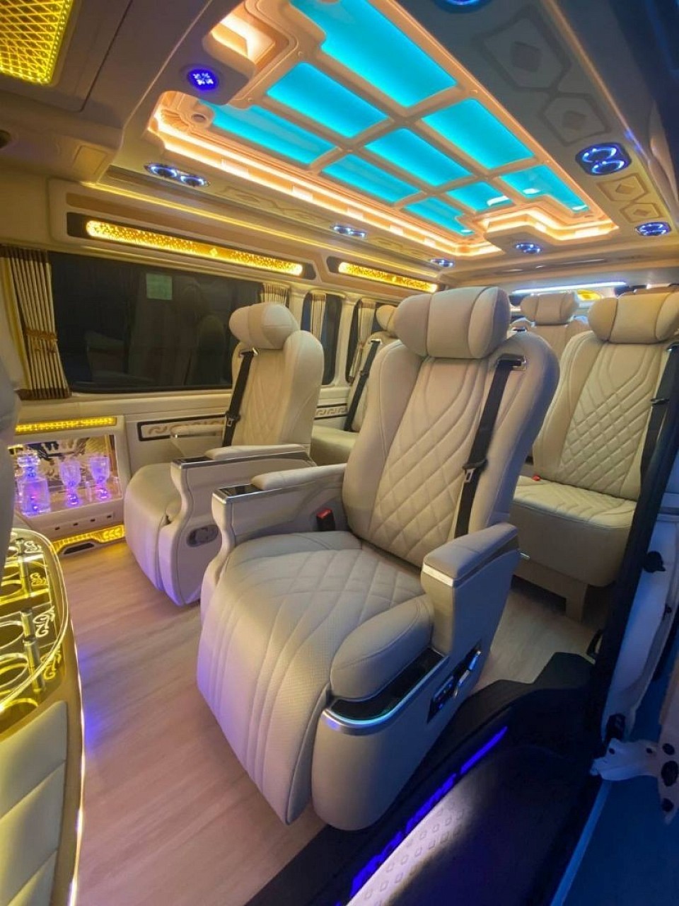 ตัวอย่างภายในรถตู้ VIP