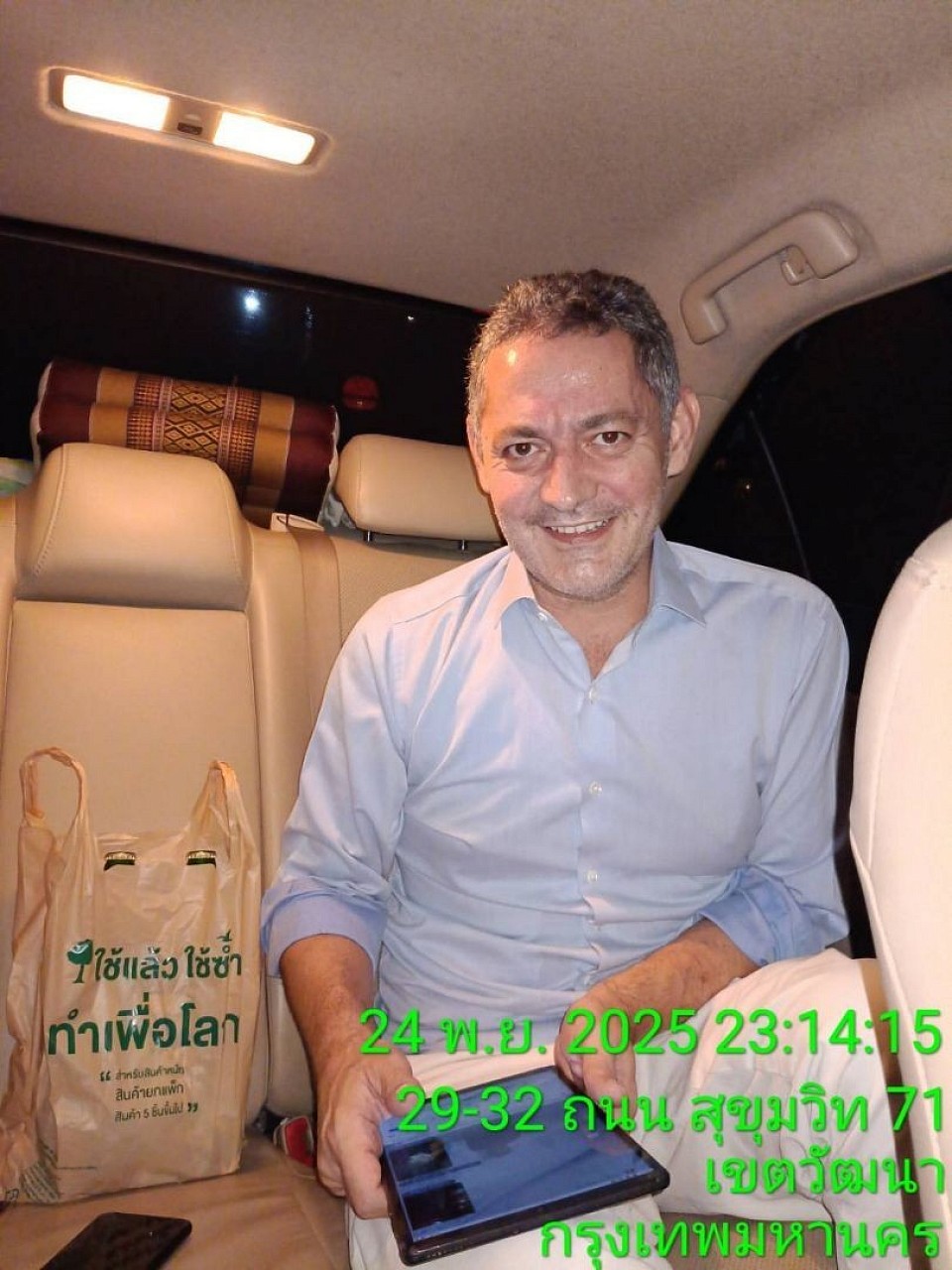 ยินดีให้บริการครับ ทีมงานของเรา มีการบริการเหมารถพร้อมคนขับ (ไม่มีเช่ารถขับเอง) ไม่ต้องเสียเวลาขับรถเอง มีเวลาส่วนตัวมากขึ้น สะดวก สบาย หายกังวล คนขับรถชำนาญเส้นทาง ไม่พาอ้อม ขับรถนิ่ม แต่งการสะอาด เป็นกันเองกับลูกค้า สามารถสอบถามเส้นทาง รายละเอียดก่อนการใช้บริการเพื่อความมั่นใจ ปลอดภัย 100 % คุณลูกค้าสามารถติดต่อจองรถล่วงหน้า พร้อมส่งประวัติคนขับรถ รายละเอียดคนขับ ทีมงานมีรถบริการทั่วประเทศ ทุกๆพื้นทีมงานจะจัดรถไปรับ มีรถบริการแน่นอน 100 %ครับ