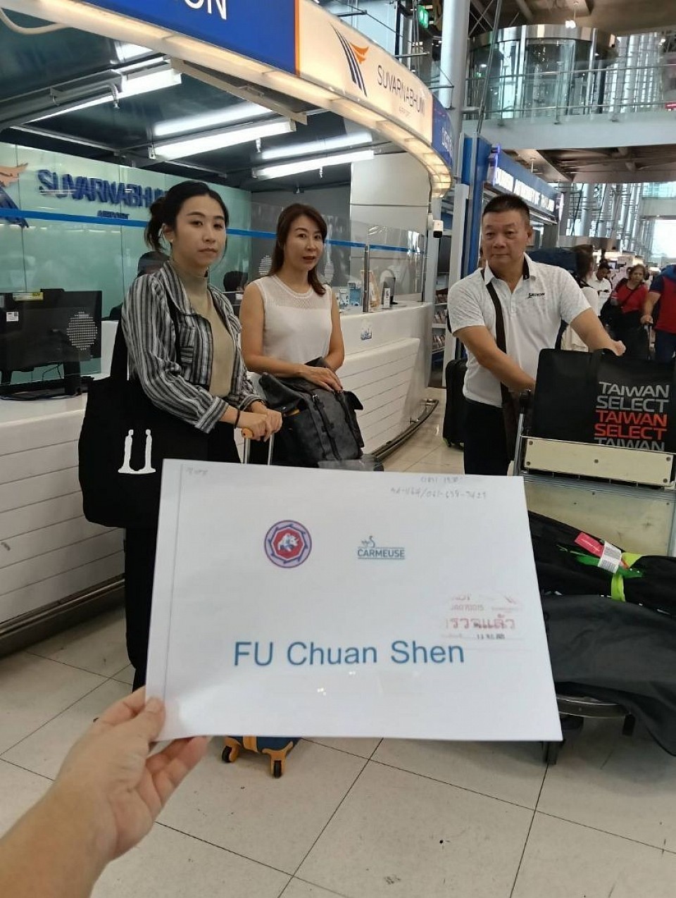 บริการเช่ารถพร้อมคนขับ รับส่งสนามบิน เหมารถนำเที่ยว ทั่วประเทศไทย บริการดุจญาติมิตร ปลอดภัยทุกเส้นทาง